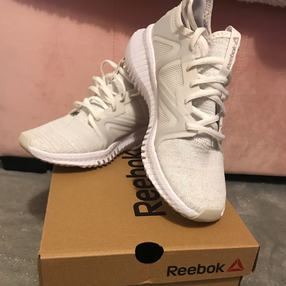 6.5 Reebok white running sneakers